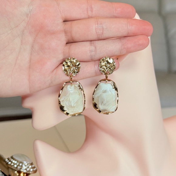 ⚜️ Gold and Créame Stone Drop Earrings - Women's Jewelry - Picture 8 of 8